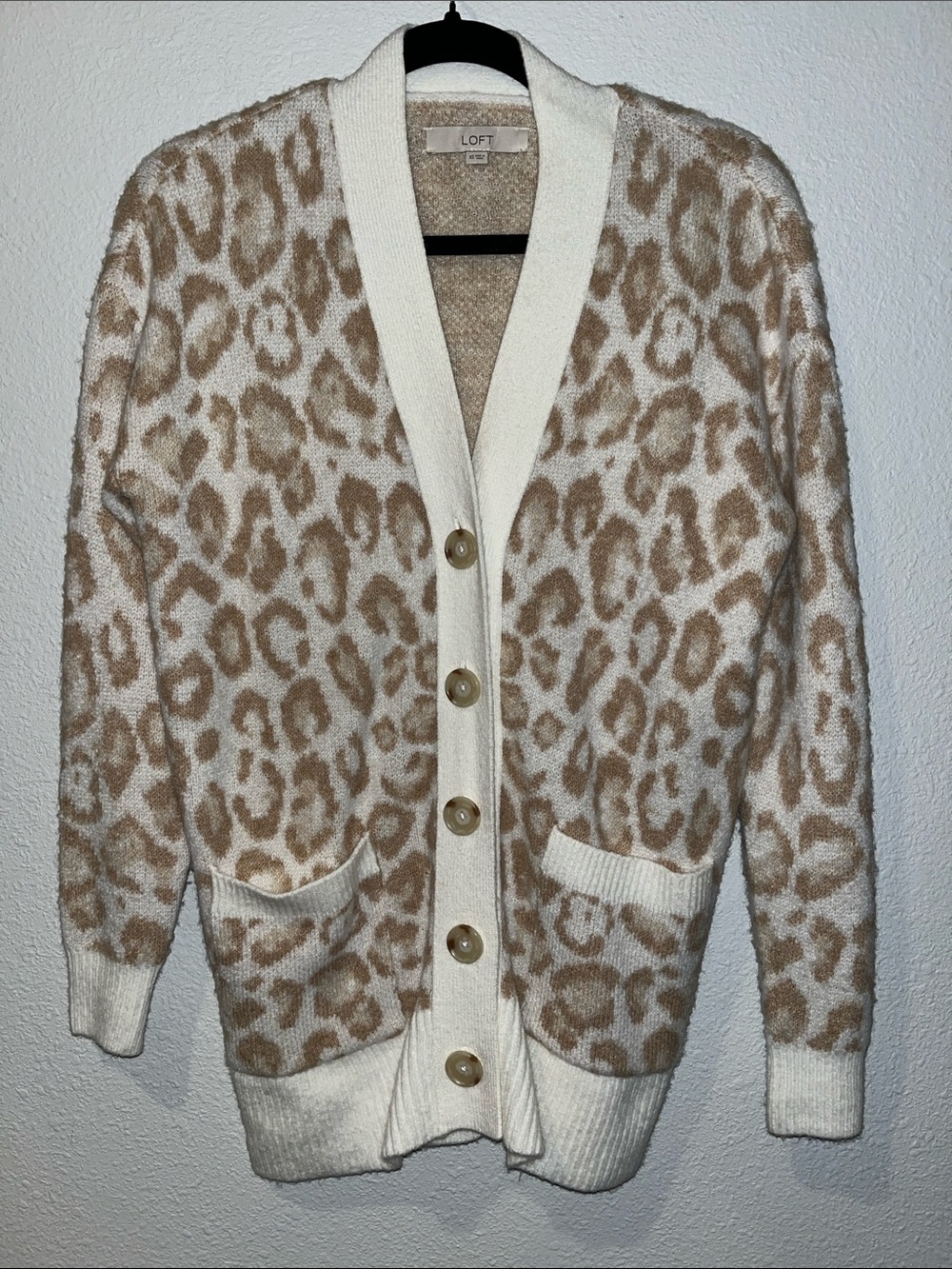 LOFT Cream & Tan Leopard-Print woman’s button up Cardigan
Sz XS